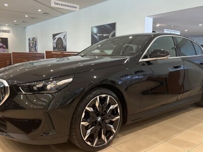 BMW 550e, 2025