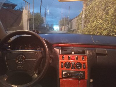 Mercedes-Benz E 220, 1998
