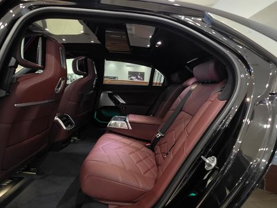BMW 740, 2025