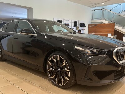 BMW 550e, 2025