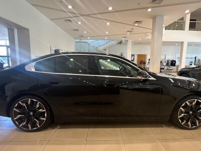 BMW 550e, 2025