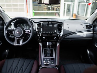 Mitsubishi Pajero Sport, 2025