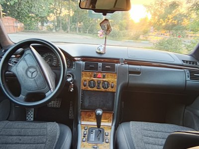 Mercedes-Benz E 200, 1995