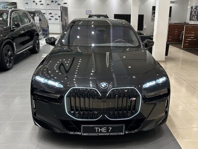 BMW M760e, 2024