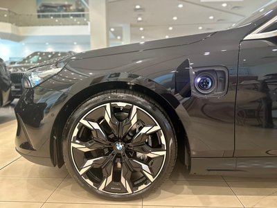 BMW 550e, 2025