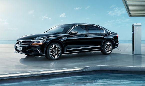 VW böyük hibrid sedan təqdim etdi