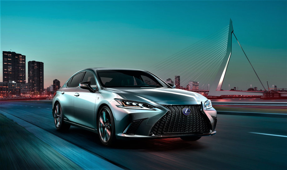 Новый Lexus ES представлен в Китае