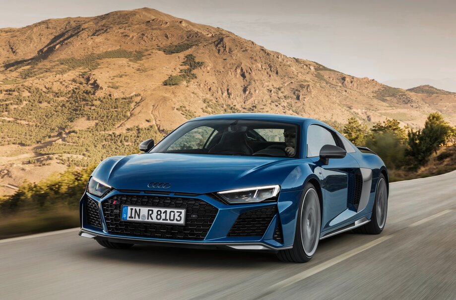 Audi yenilənmiş R8 kupe və rodsteri təqdim edib