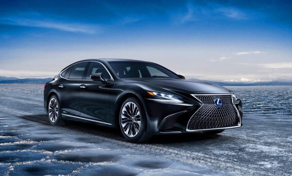 Lexus Cenevrəyə hibrid sedanla gəldi